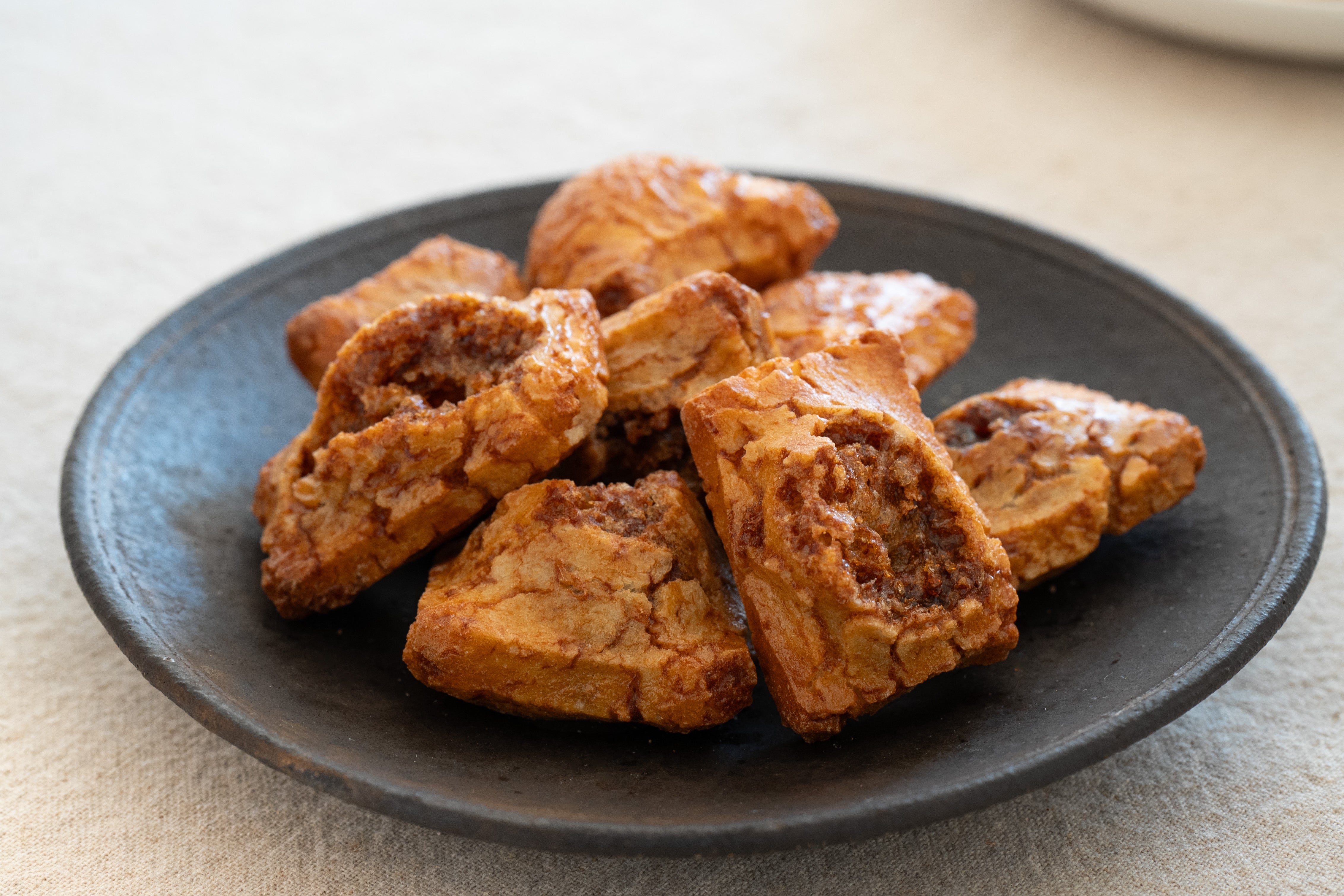 日本酒のアテに悩んだら──スーパーで買える“安いおつまみ”の最強定番と、香ばしい米菓のすすめ