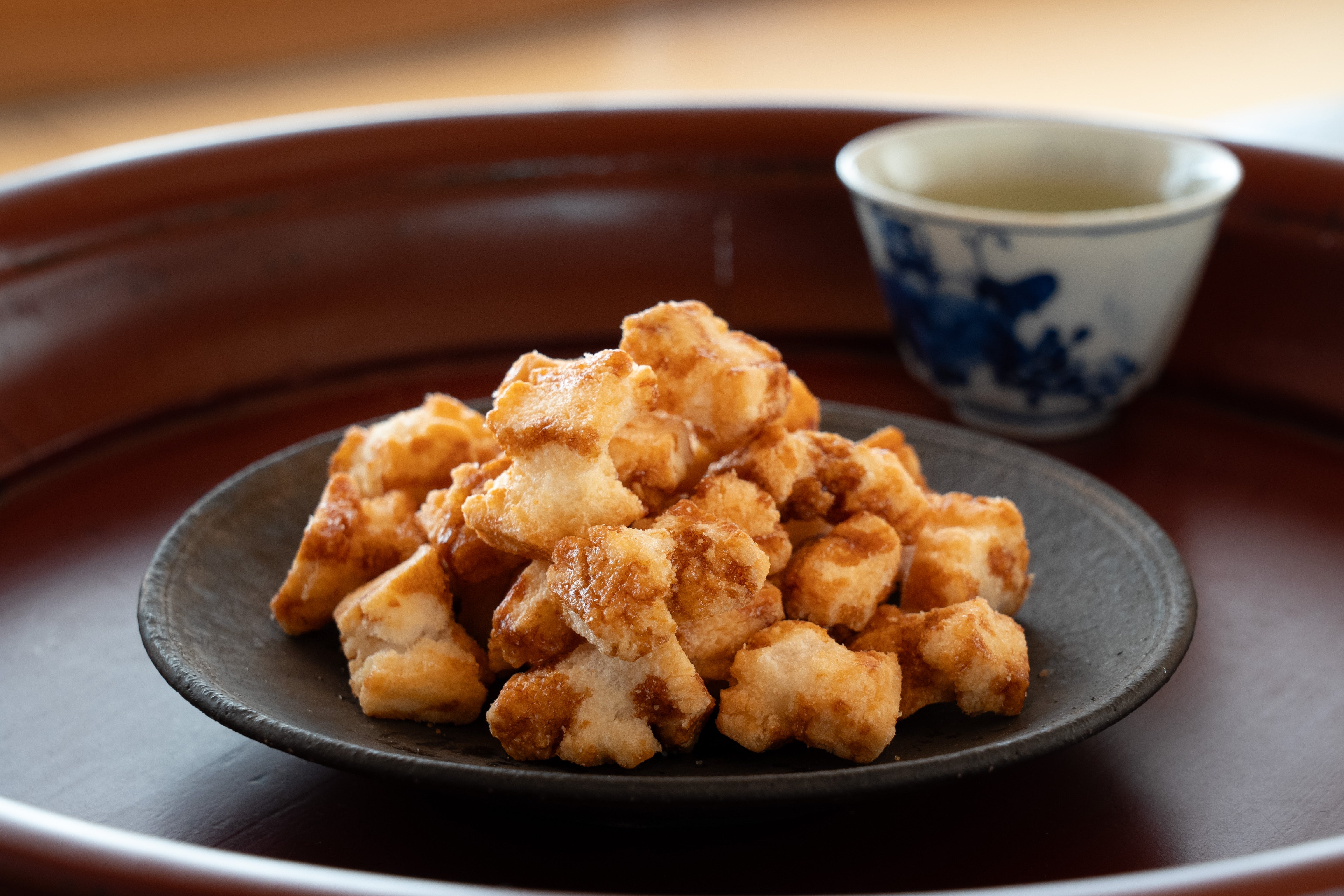 酒のつまみといえば、なぜ「あられ」なのか