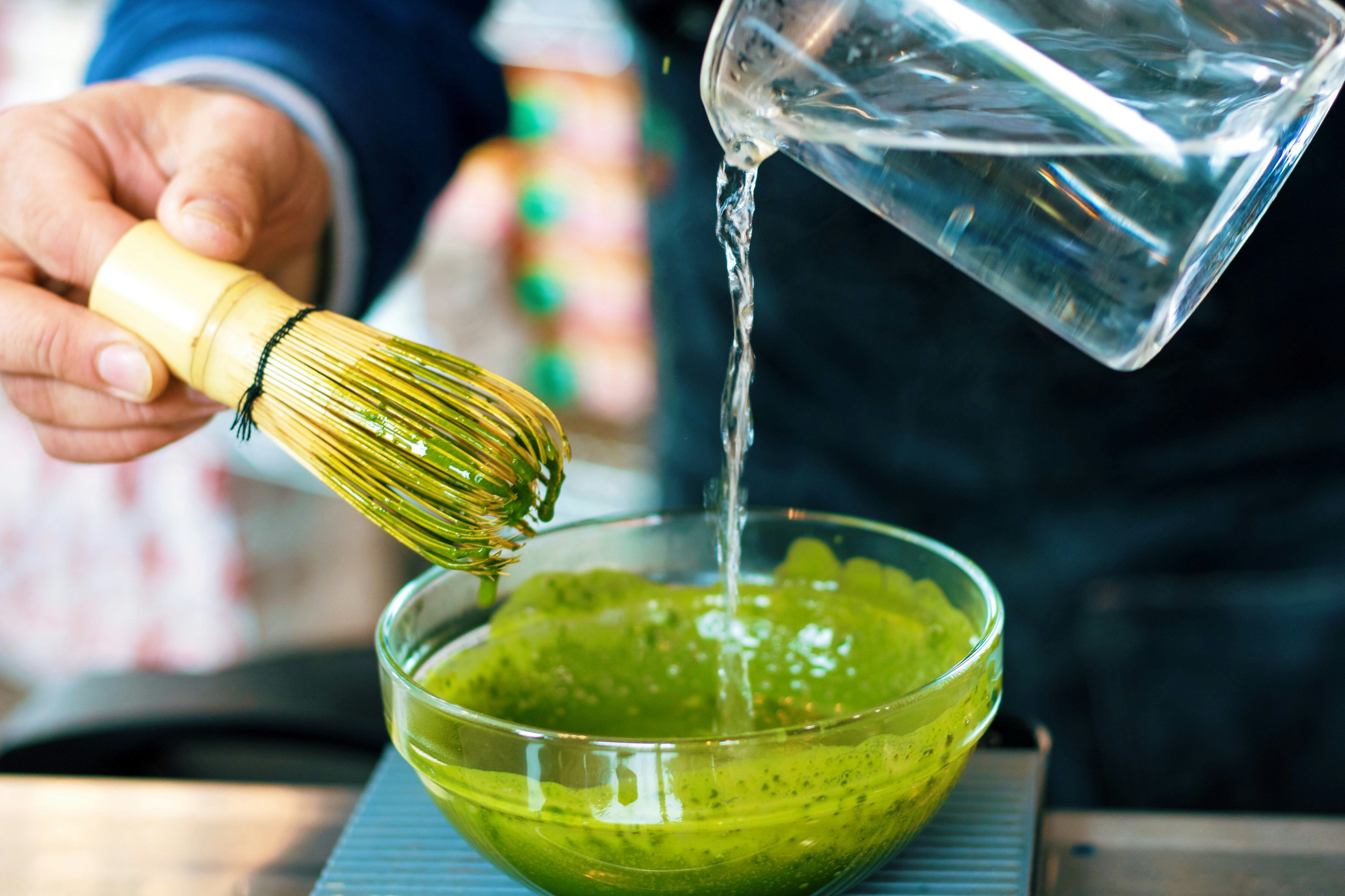 お茶に合うお菓子なら！昔懐かしい堅い醤油おかき